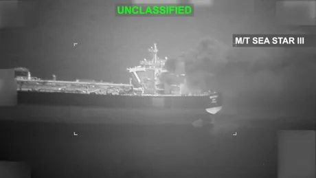 Avion militar american atacând o navă sub pavilion iranian în Golful Oman.