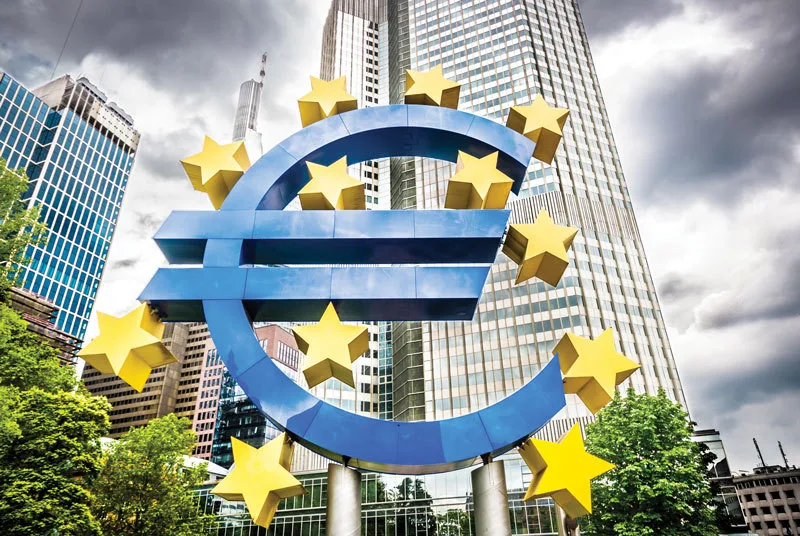 Simbolul euro în fața unei clădiri moderne, reprezentând economia europeană.
