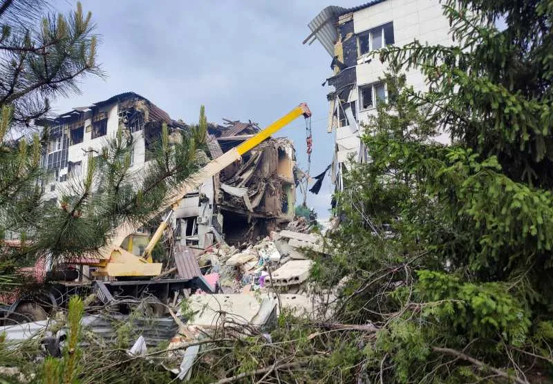 Clădire distrusă în urma unui atac militar în Starobilsk.