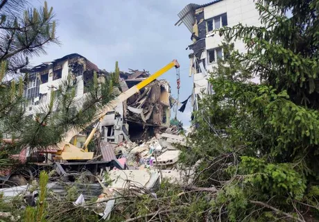 Clădire distrusă în urma unui atac militar în Starobilsk.