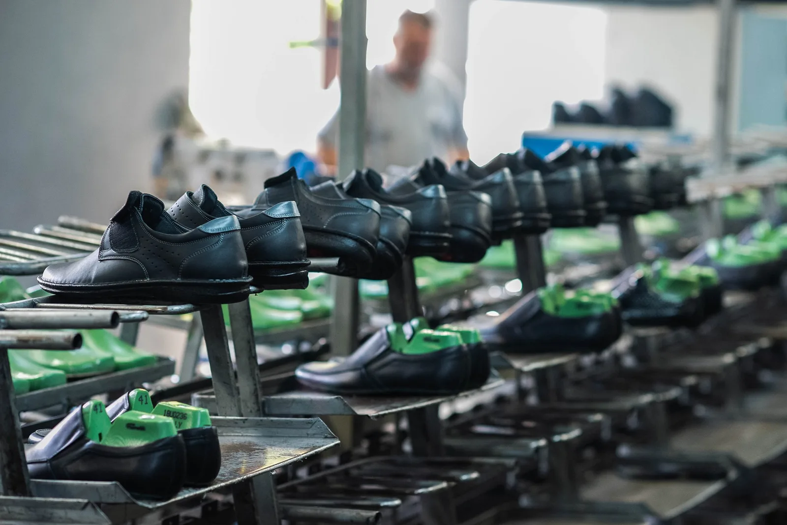 Încălțăminte pe linia de producție într-o fabrică din România.