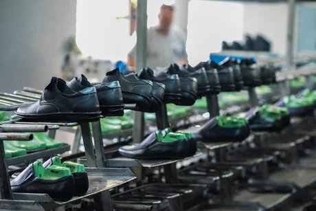 Încălțăminte pe linia de producție într-o fabrică din România.
