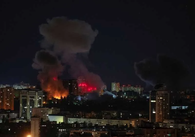 Fumul și flăcările din Kiev după atacul aerian rus.