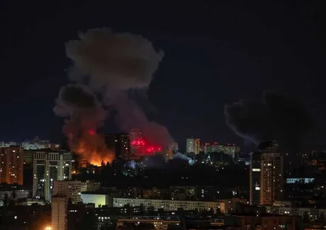 Fumul și flăcările din Kiev după atacul aerian rus.