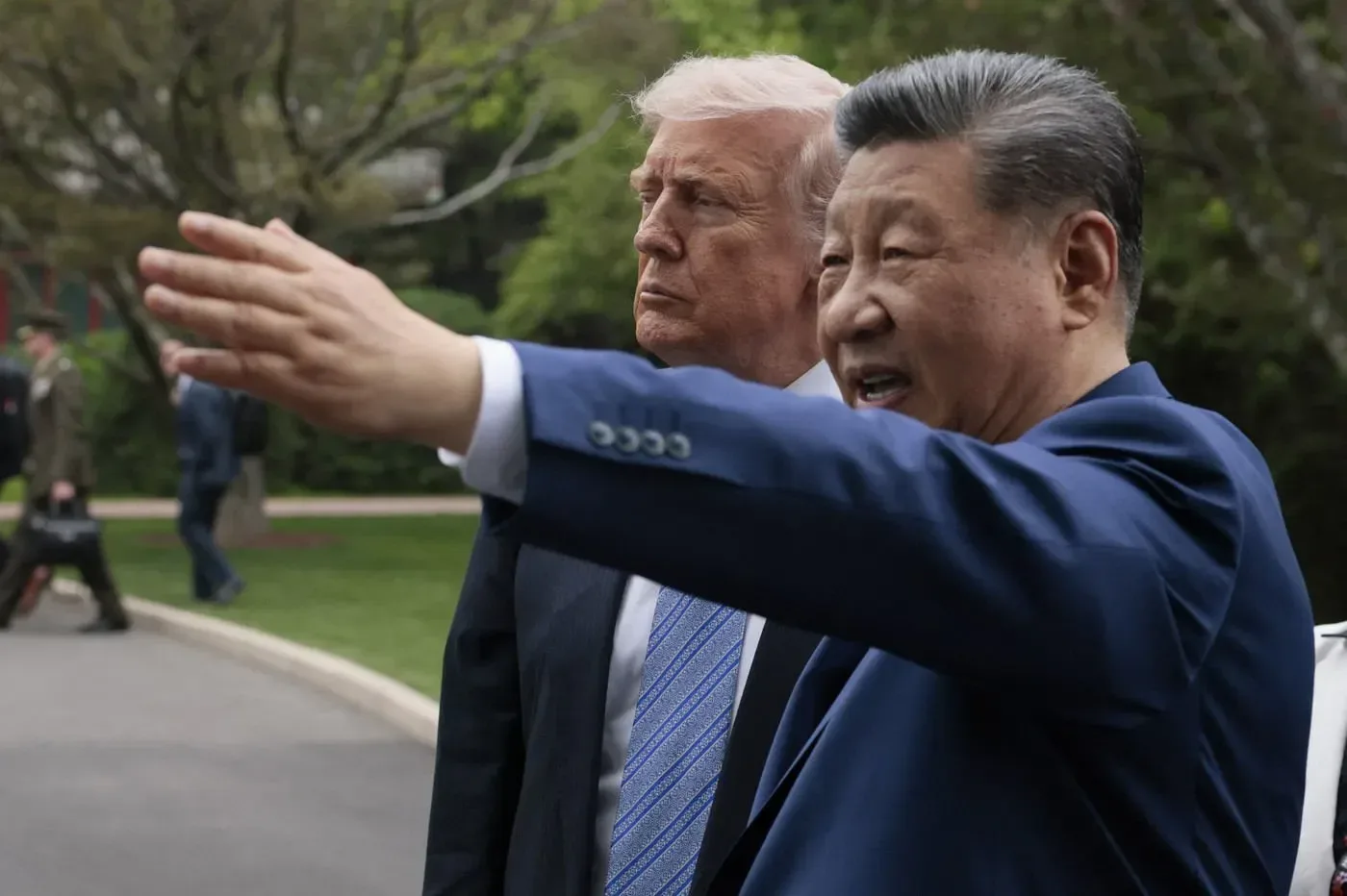 Donald Trump și Xi Jinping discutând despre vânzările de arme către Taiwan.