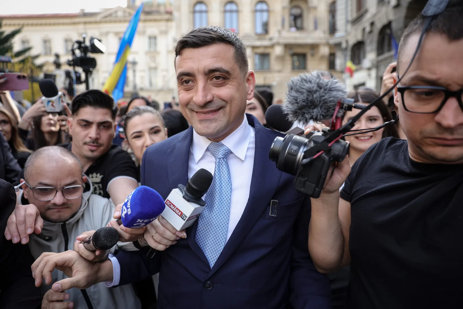 Ilie Bolojan înconjurat de susținători la un eveniment public.