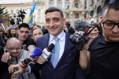 Ilie Bolojan înconjurat de susținători la un eveniment public.