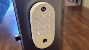 Încuietoare inteligentă Yale, compatibilă cu ecosistemul Google, pentru securitate smart home.