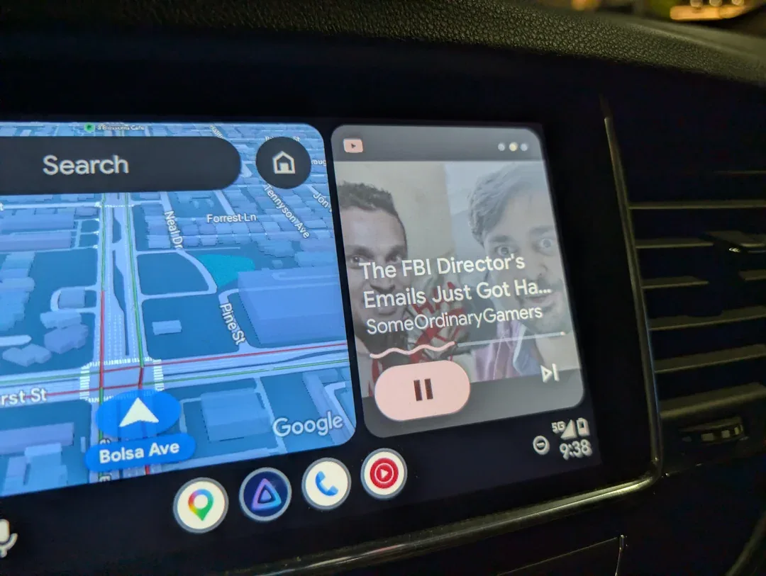 Controale audio YouTube pe Android Auto, fără redare video.