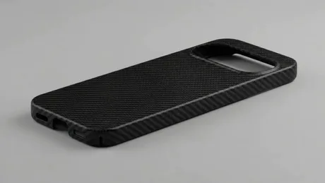 Husă pentru smartphone cu design modern, din material texturat, pe fundal neutru.