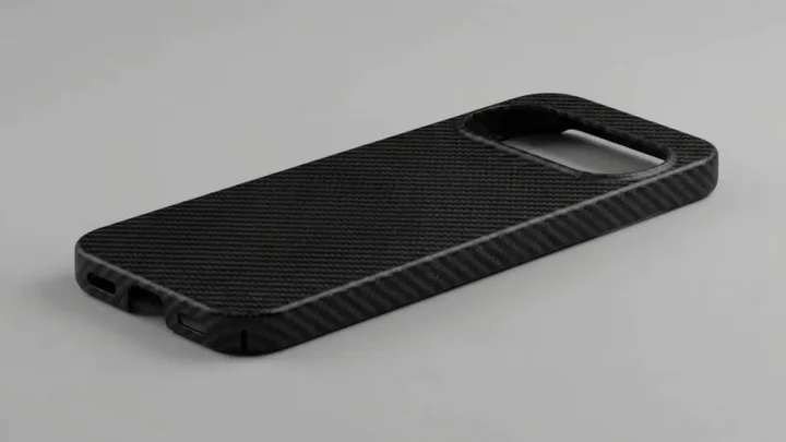 Husă pentru smartphone cu design modern, din material texturat, pe fundal neutru.