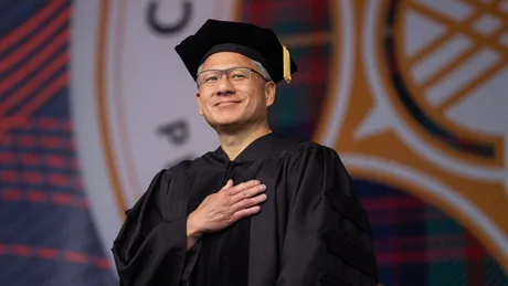 Jensen Huang la ceremonia de absolvire, subliniind impactul AI asupra industriilor.
