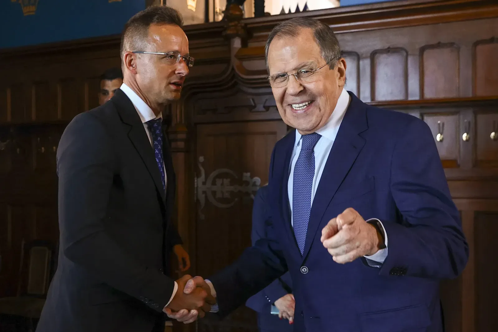 Întâlnire diplomatică între oficiali, discutând despre situația geopolitică actuală.