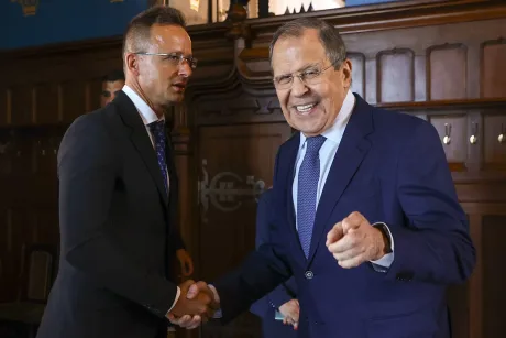 Întâlnire diplomatică între oficiali, discutând despre situația geopolitică actuală.