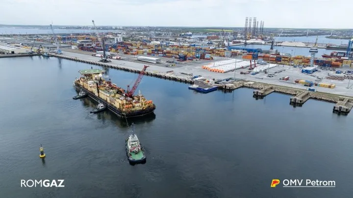 Vas de instalare conductă în port, pregătiri pentru proiectul Neptun Deep.