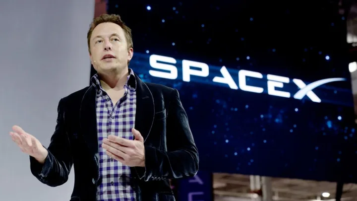 Elon Musk discutând despre planurile SpaceX pentru colonizarea Marte.