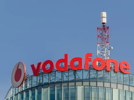 Logo Vodafone pe un clădire, simbolizând creșterea tarifelor în 2026.
