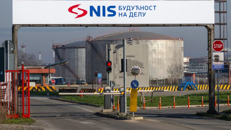 Intrarea rafinăriei NIS din Pancevo, Serbia, cu rezervoare de petrol vizibile.