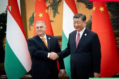 Întâlnire oficială între liderii Ungariei și Chinei, cu steaguri naționale în fundal.