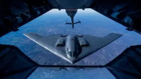 Bombardier american în timpul realimentării aeriene deasupra Iranului.