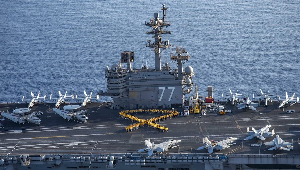 Portavionul USS George H.W. Bush navigând pe apă, pregătit pentru exerciții.