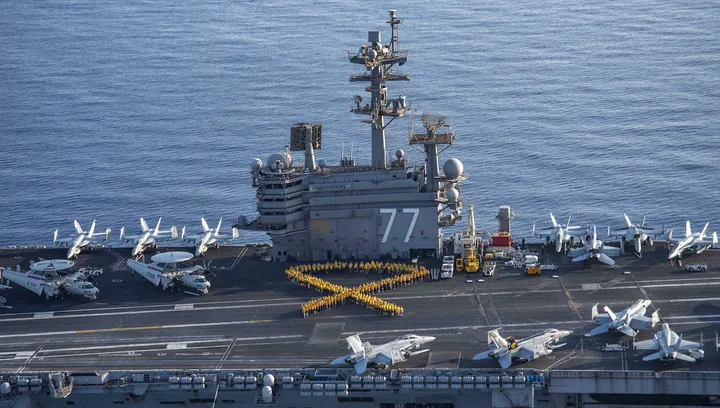 Portavionul USS George H.W. Bush navigând pe apă, pregătit pentru exerciții.