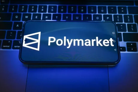 Logo-ul Polymarket pe un telefon mobil, pe un fundal întunecat.