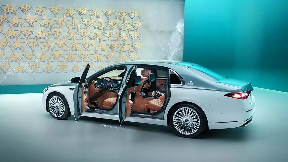 Noul Mercedes-Maybach S-Class facelift cu ușile deschise, design elegant.