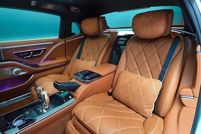 Interiorul luxos al Mercedes-Maybach S-Class facelift, tapițerie de calitate.