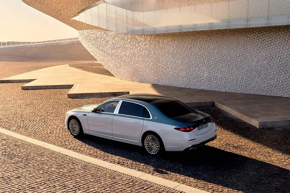 Design elegant al Mercedes-Maybach S-Class facelift pe fundal urban.