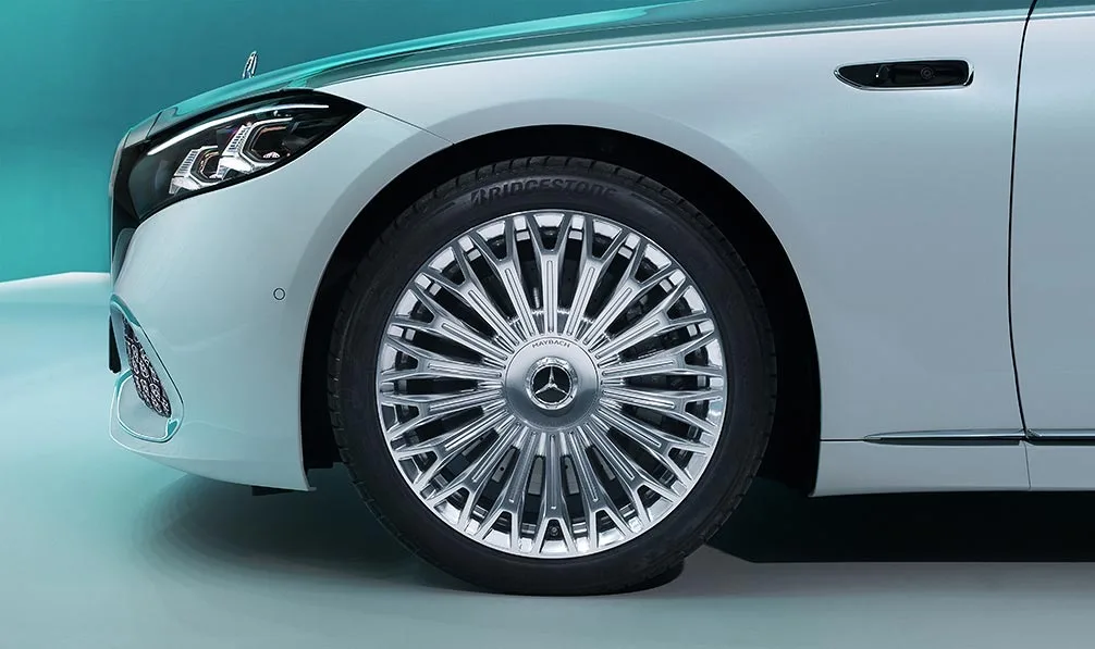 Detaliu al jantei elegante de la Mercedes-Maybach S-Class.