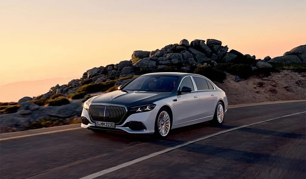 Mercedes-Maybach S-Class facelift pe un drum scenic.