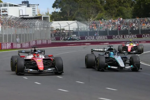 Mașini de Formula 1 în timpul unei curse pe circuitul stradal.