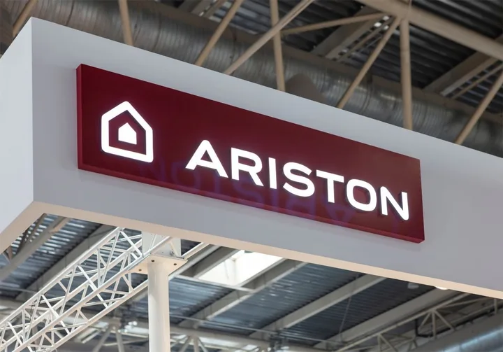 Logo Ariston pe un fundal modern, simbolizând inovația în soluțiile de încălzire.