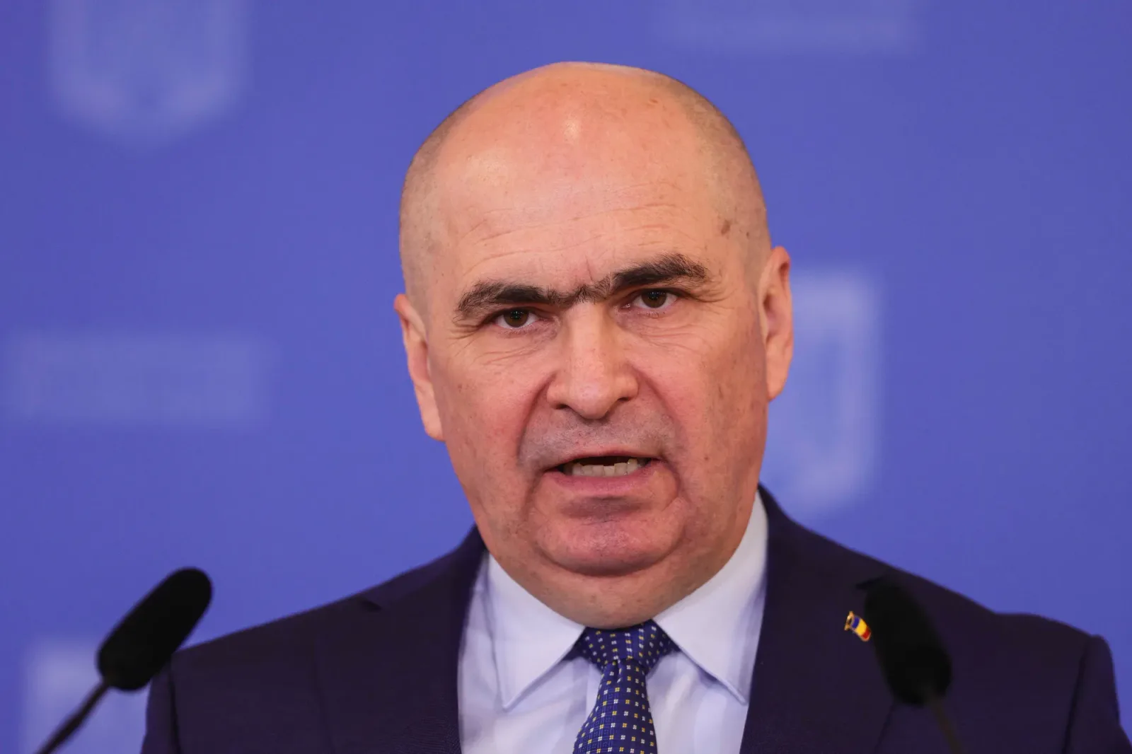 Ilie Bolojan discutând despre subvenții pentru șomeri.