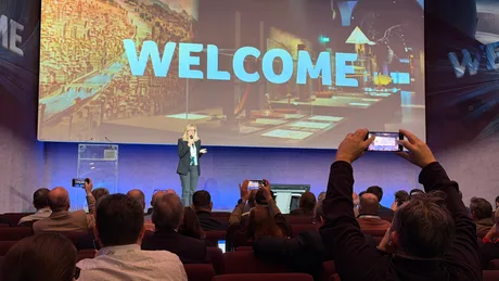 Prezentare Acer la Milano, cu participanți și un ecran mare pe fundal.