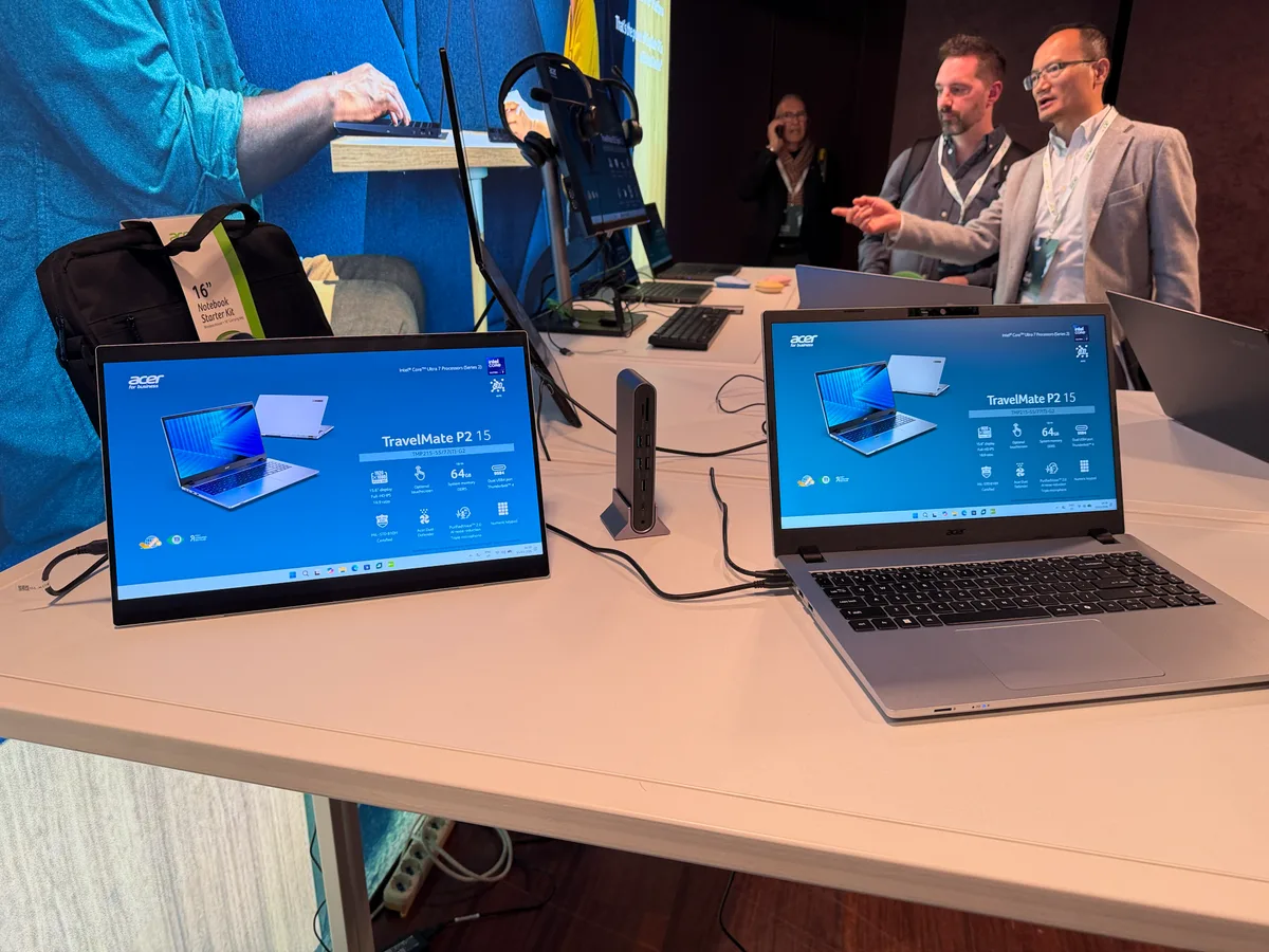 Laptopuri TravelMate prezentate la conferința Acer din Milano.