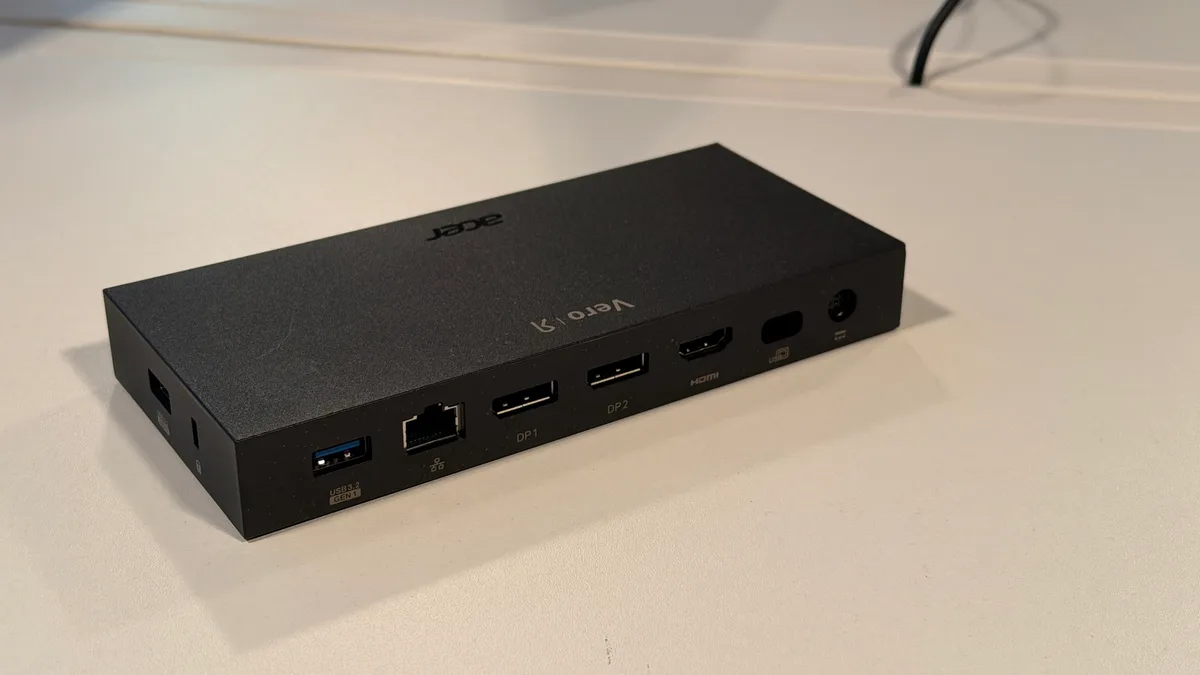 Dispozitiv Acer cu multiple porturi pentru conectivitate extinsă.