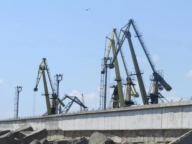 Macarale în portul Socep Constanța, simbol al activității economice.