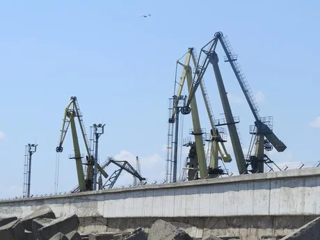 Macarale în portul Socep Constanța, simbol al activității economice.