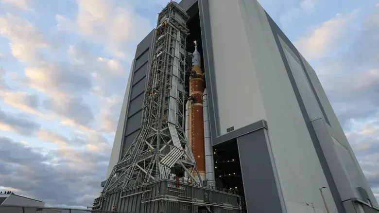 Racheta Artemis II pregătită pentru repetiția de alimentare la NASA.