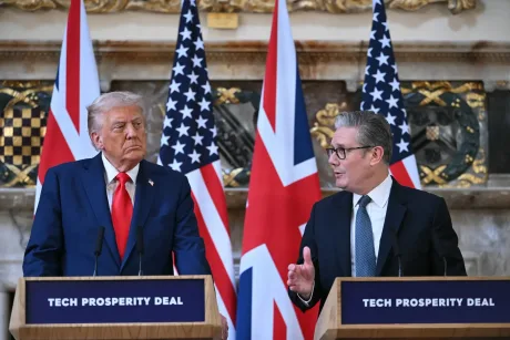 Donald Trump și Keir Starmer discută despre acordul comercial SUA-Marea Britanie.