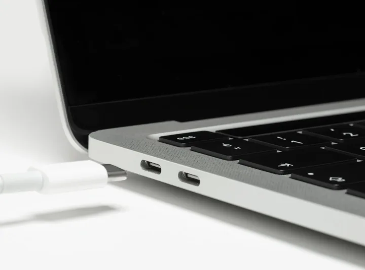 Laptop cu porturi USB-C pentru încărcare, pregătit pentru standardele UE.