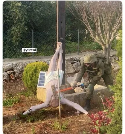 Un soldat israelian aparent distruge o statuie a lui Iisus în Liban.