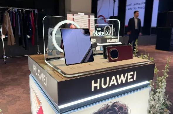 Produse Huawei expuse, evidențiind inovațiile tehnologice recente.