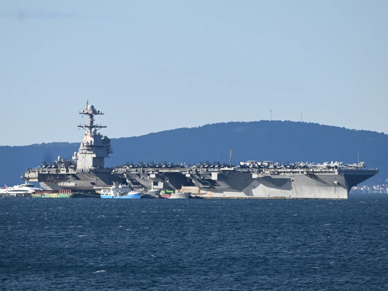 Nava militară ancorată în apă, pregătiri pentru operațiuni navale.