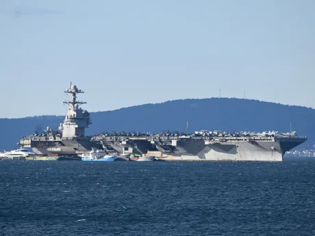 Nava militară ancorată în apă, pregătiri pentru operațiuni navale.