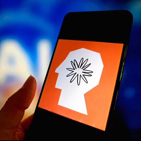 Logo-ul Anthropic pe un telefon mobil, simbolizând inovația în AI.