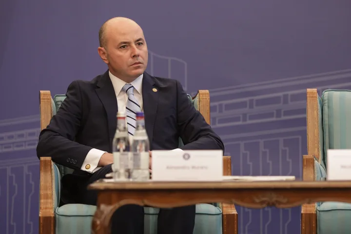 Alexandru Muraru în timpul unei discuții despre alianțe politice la PNL.