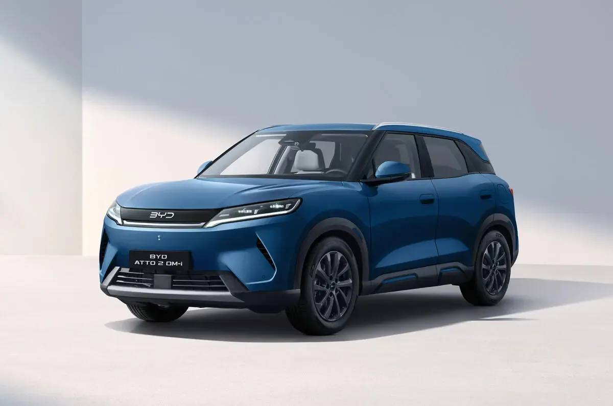 Un automobil electric BYD de culoare albastră pe un fundal simplu.